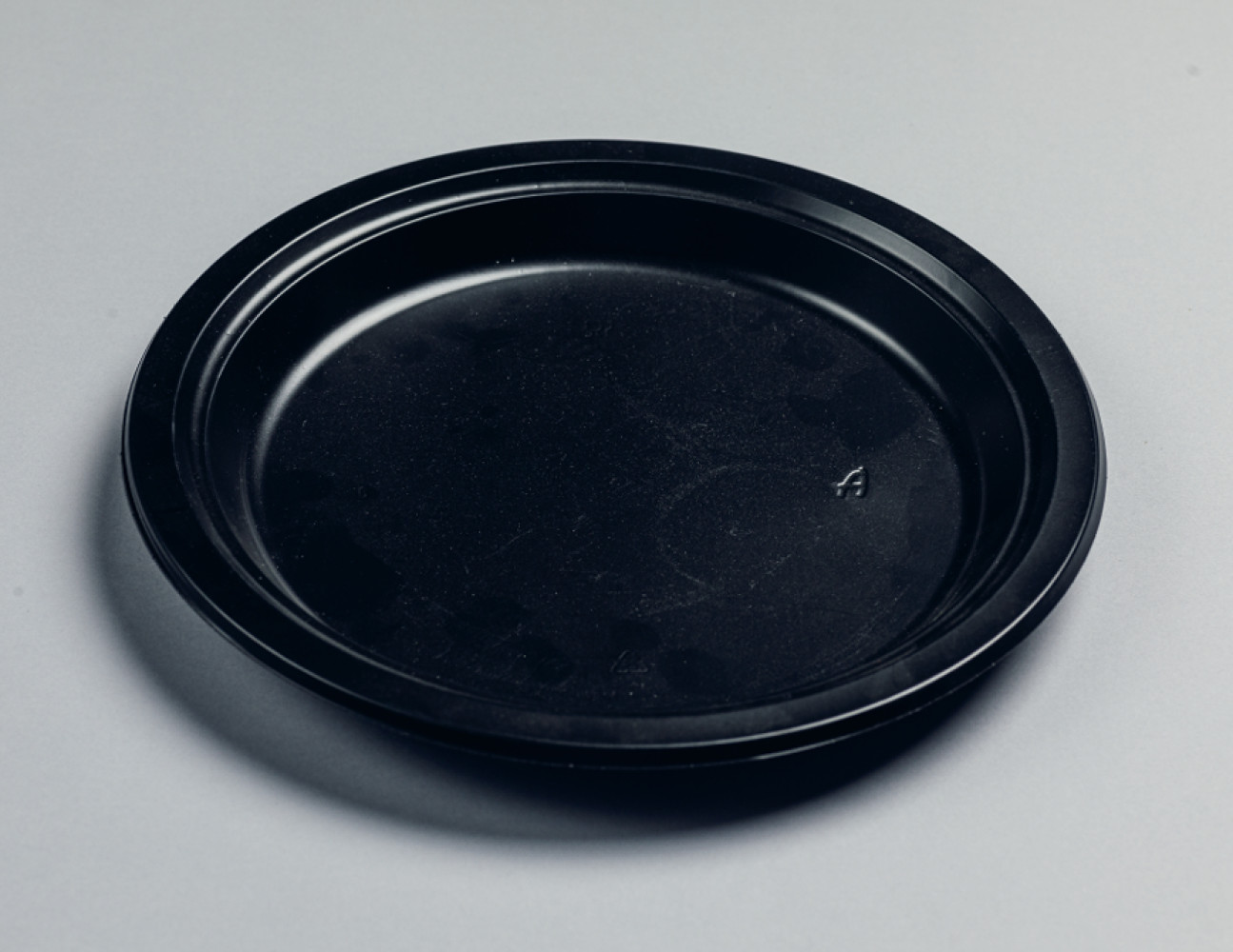 Тарелка столовая пластиковая круглая Premium черная 220 мм 50 шт/уп