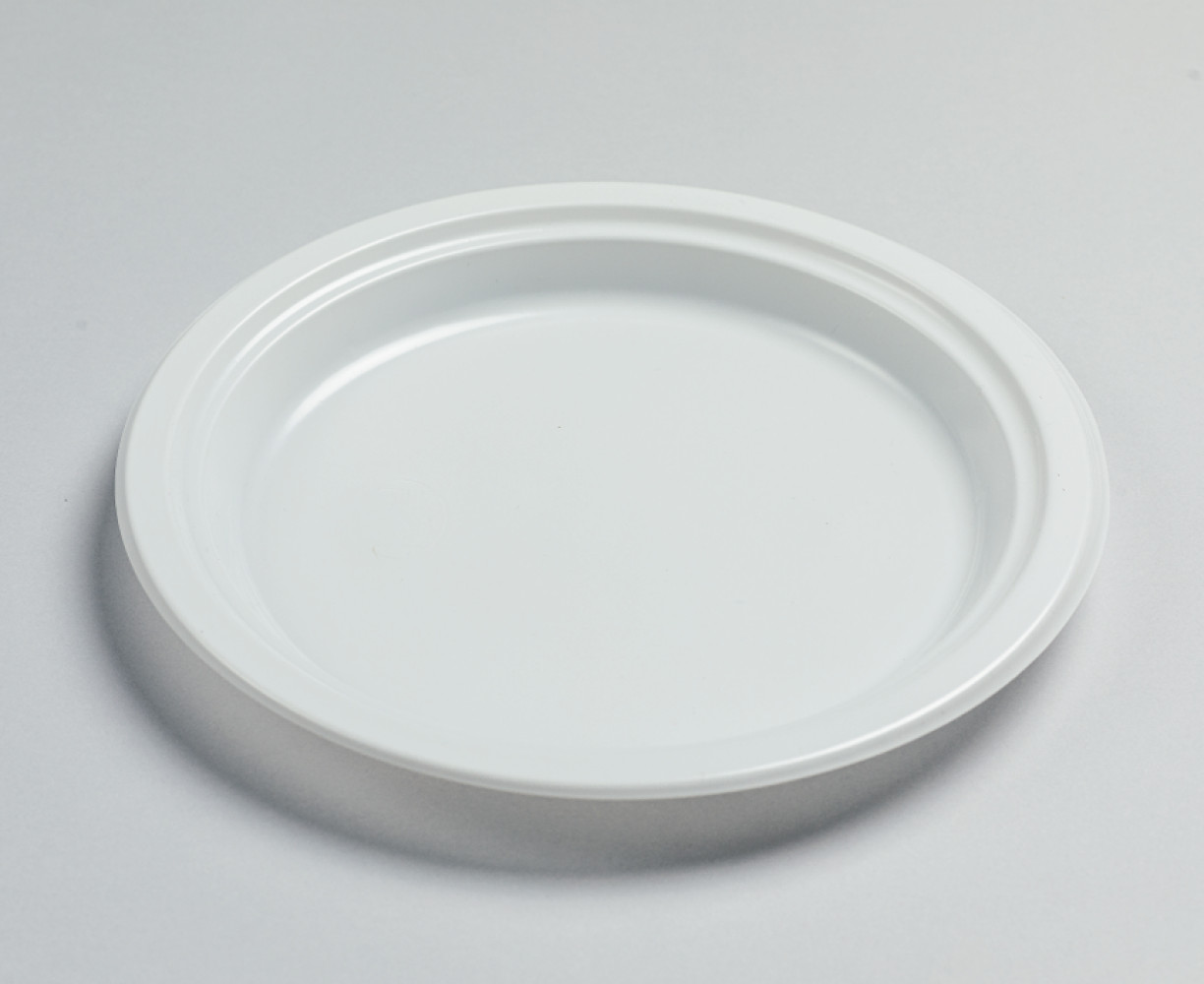 Тарелка столовая пластиковая круглая Premium белая 240 мм 50 шт/уп