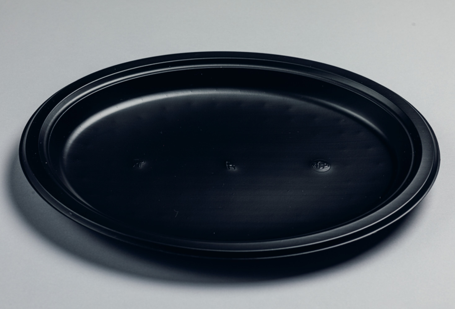 Тарелка столовая пластиковая овальная Premium черная 310 мм 50 шт/уп